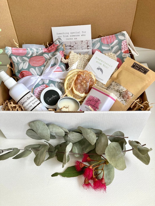 Personalised Hamper for Her,Beauty Pamper Hamper for Mum, Spa and Care Pack in Native Australian Flowers Fabric